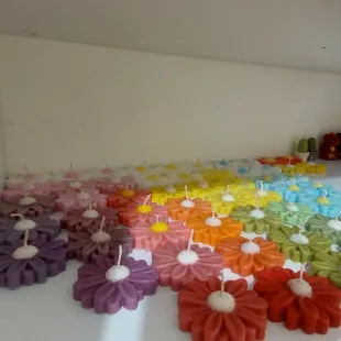 شمع طرح گل بابونه و رز مدل گل بابونه
