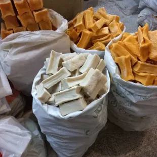صابون سنتی مراغه به صورت قالبی  کاملا خشک درسه رنگ- سیاه سفید وزرد- رنگ سفید