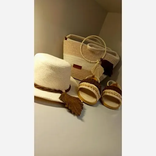 ست کیف و کلاه و صندل ساحلی حصیری زنانه با تزئینات قیطانی و منگوله | مناسب سفر و تابستان