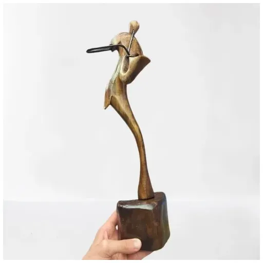مجسمه چوبی نوازنده مرد ترمپت