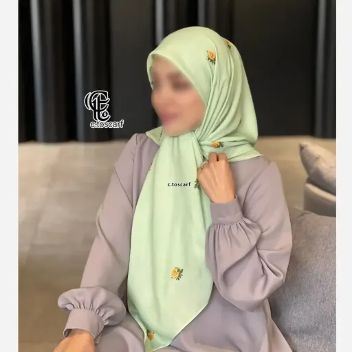 روسری طرح گل رز مشکی زمینه زرد، جنس نخ کاستوم سیتو، قواره متوسط 110 سانتیمتر رنگ زرد