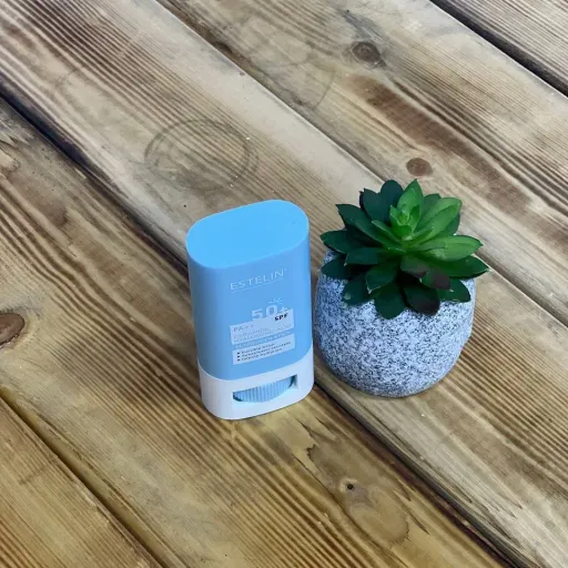 ضد آفتاب استیکی استلین مدل هیالورونیک اسید و سرامید با SPF50