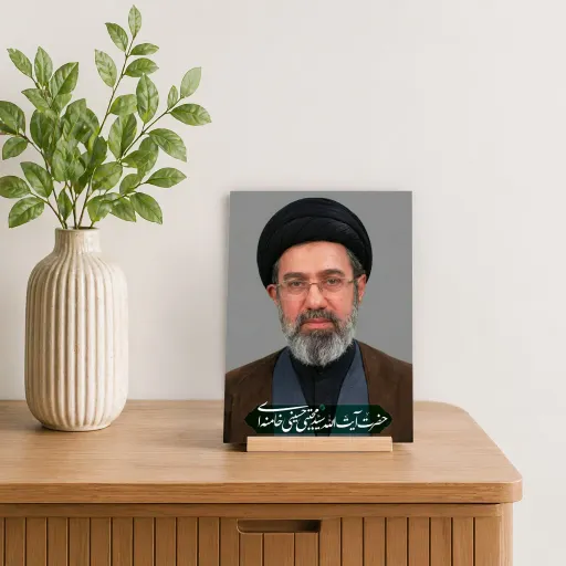 تابلو عکس رهبر انقلاب چاپ شده بر روی تخته شاسی - طرح 1023 سایز 70*50