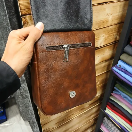 کیف دوشی اسپرت مردانه طرح زارا جنس چرم مصنوعی ابعاد 17*21*6 سانتیمتر رنگ عسلی