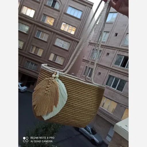 کیف ساحلی کنفی دستبافت با تزئین پر | کیف حصیری زنانه شیک