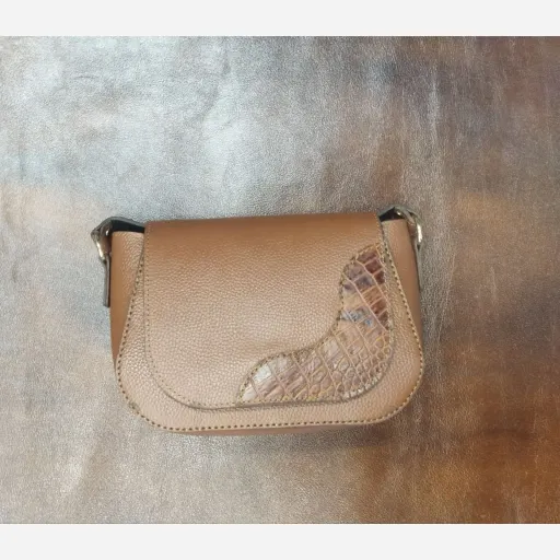 کیف دوشی تمام چرم گاوی زنانه مدل دنیا رنگ بندی ارسال رایگان گزینه ها عسلی فلوتر(پیتون)