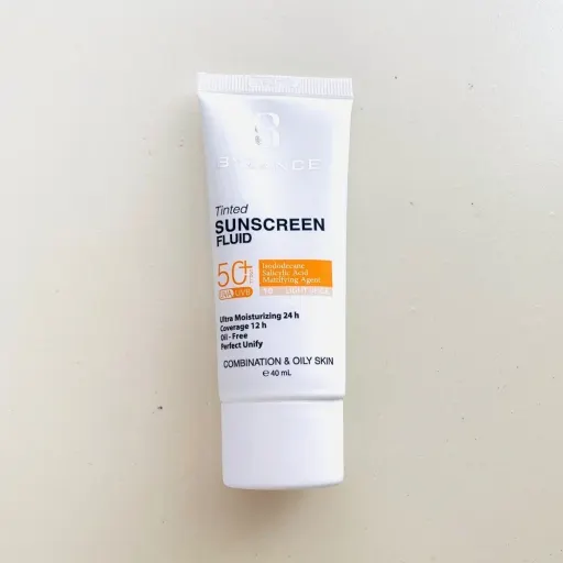ضدآفتاب فلوئید رنگی spf50 بیزانس رنگ 10 چرب و مختلط و آکنه ای