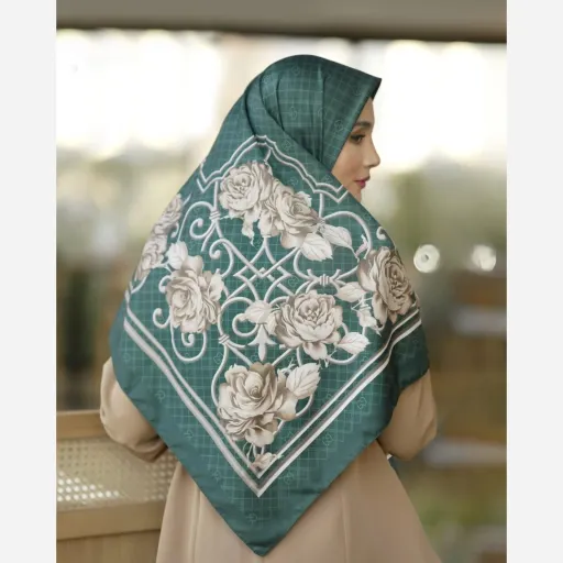 روسری ابریشم توییل گل رز شنلین رنگ قهوه ای