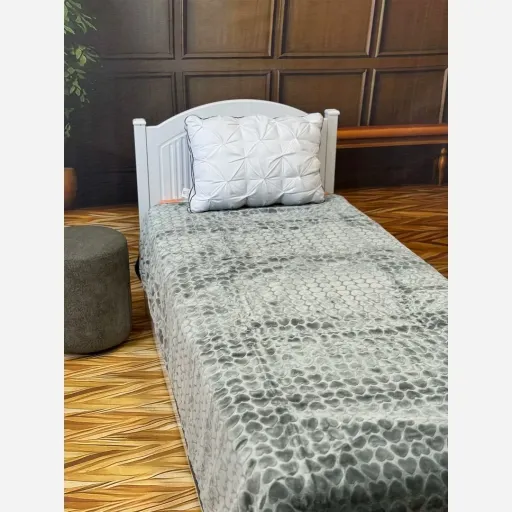 پتو نرمینه یکنفره مدل نگین بسیار لطیف و براق طرح برجسته قلب ساکدار اورجینال رنگ طوسی 