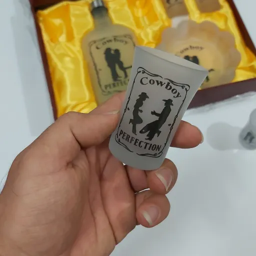 شات دخترپسر کابوی طرح مات بطری و زیرسیگاری(شات قهوه) دکوری زیبا 45cc جعبه کادویی