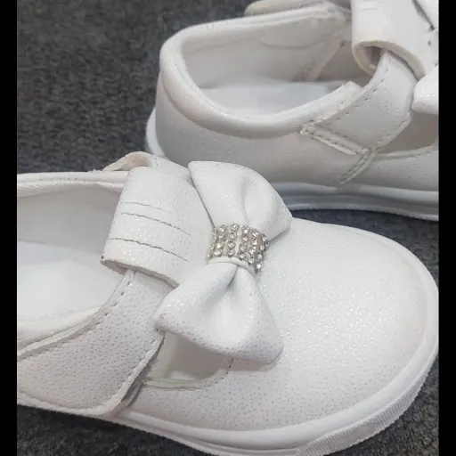 کفش مجلسی نقلی دخترانه شاین پاپیون رنگ سفید و کرمی سایز 21 تا 24 کفش مجلسی نقلی دخترانه شاین دار سایز 21 تا 24 سایز 21 کرم