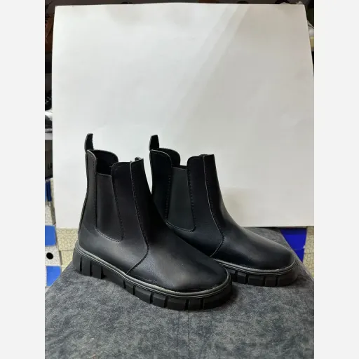 نیم بوت زنانه طرح برشکا بغل کش چرم صنعتی سایز 37 گزینه ها 37