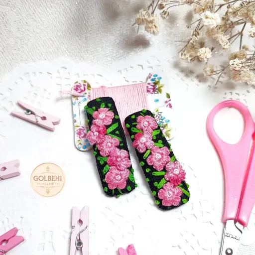 گیره تق‌تقی گلدوزی شده با شکوفه‌های برجسته 2