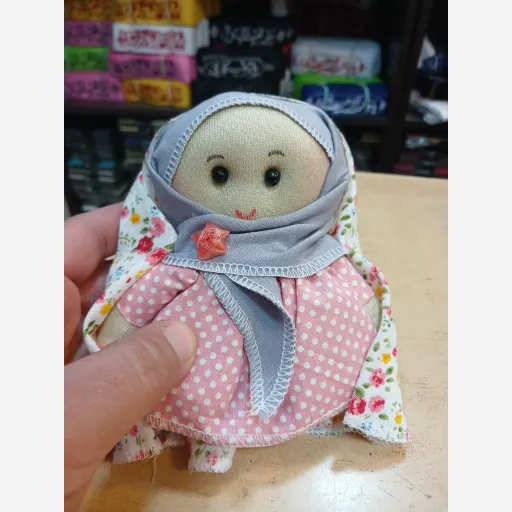 عروسک دخترانه کوچک با چادر