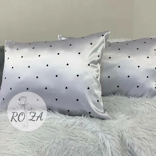 روبالشتی ساتن ابریشم طرح قلبی زمینه نقره ای تک عددی