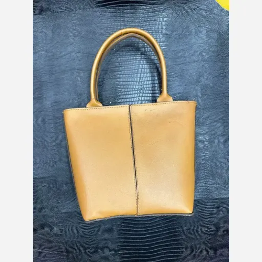 کیف دستی زنانه تمام چرم گاوی دست دوز ابعاد 22 در 20 سانتیمتر گزینه ها عسلی