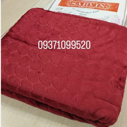 پتو نرمینه دونفره مدل سروین مسافرتی ساکدار براق و لطیف رنگ زرشکی