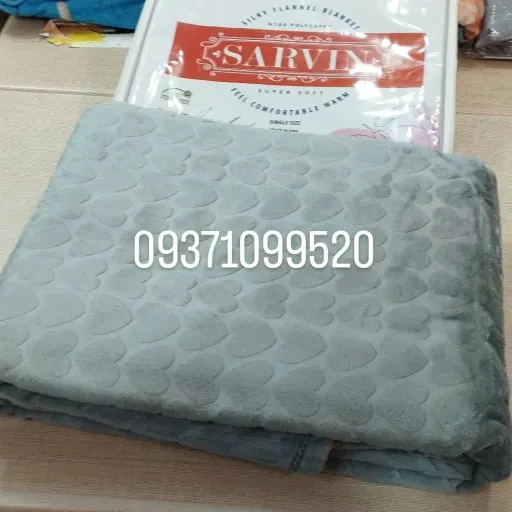پتو نرمینه یکنفره مدل سروین مسافرتی ساکدار براق و لطیف رنگ طوسی