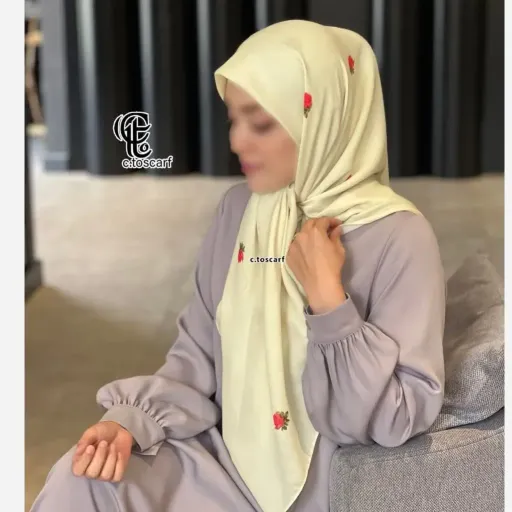 روسری طرح گل رز مشکی زمینه زرد، جنس نخ کاستوم سیتو، قواره متوسط 110 سانتیمتر رنگ زرد