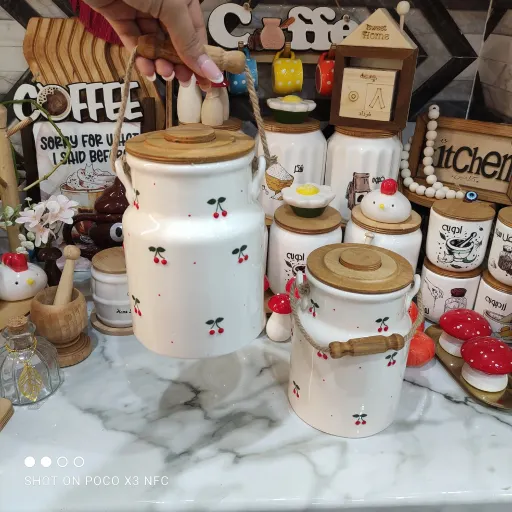 بانکه سرامیکی درب چوبی و دسته دار سایز بزرگ طرح آلبالو برجسته 