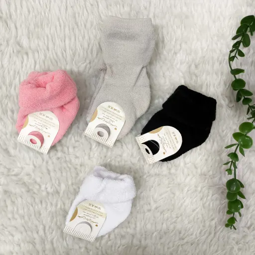 جوراب حوله ای نوزاد دخترانه و پسرانه، نرم و لطیف، سایز صفر تا دو سال رنگ مشکی1