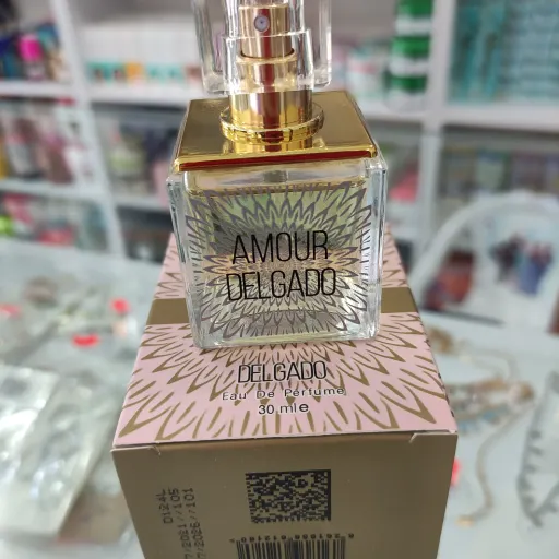 عطر مینیاتوری آمور دلگادو،مناسب بانوان،چوبی معطر،گرم وشیرین