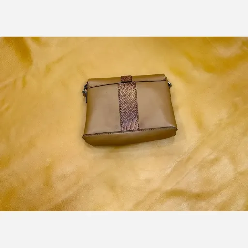کیف دوشی چرم گاوی اصل زنانه مدل k46 مشکی و عسلی گزینه ها مشکی