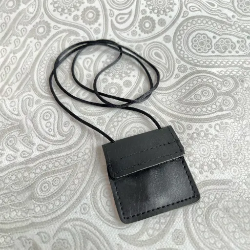 کیف گردن آویز قرآن کوچک و حرز (چسبی-بدون دکمه)
