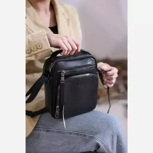 کیف دوشی مردانه جیپ مدل 5 زیپ سایز پاسپورتی رنگ مشکی و عسلی رنگ عسلی