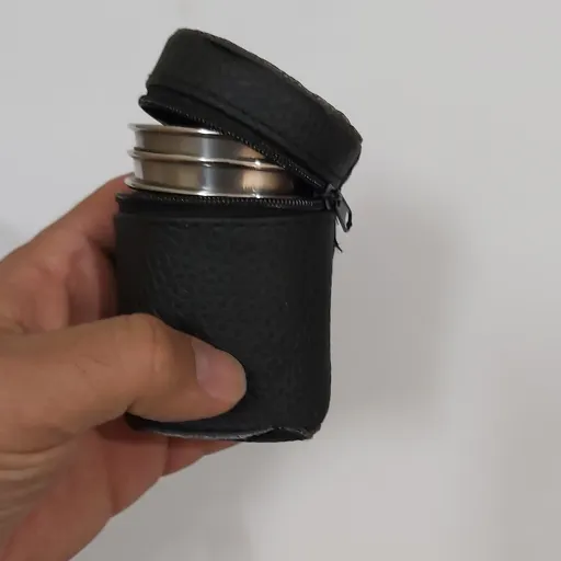 شات متوسط استیل 4عدد با کیف مخصوص مسافرتی(شات قهوه نیم لیوان کوچک) با روکش چرم مصنوعی جنس استیل