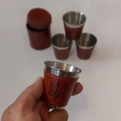 شات قهوه کوچک دومان 4عدد با کیف مخصوص مسافرتی(شات قهوه) با روکش چرم مصنوعی جنس استیل