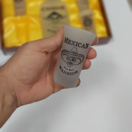 شات کوچک اسکلت ملیت 4 عدد وبطری مات 45cc(شات قهوه خوری) دارای جعبه کادویی