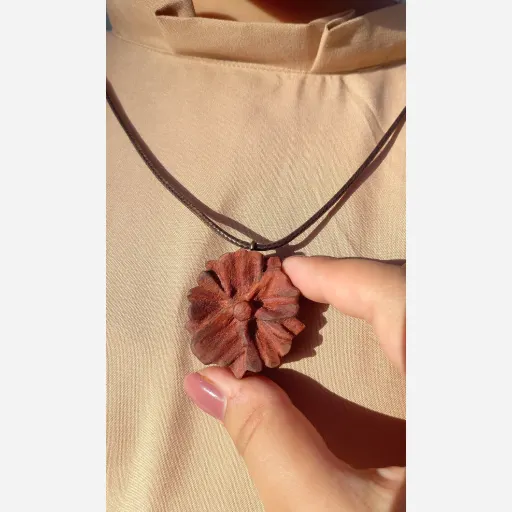 گردن آویز چوبی گل
