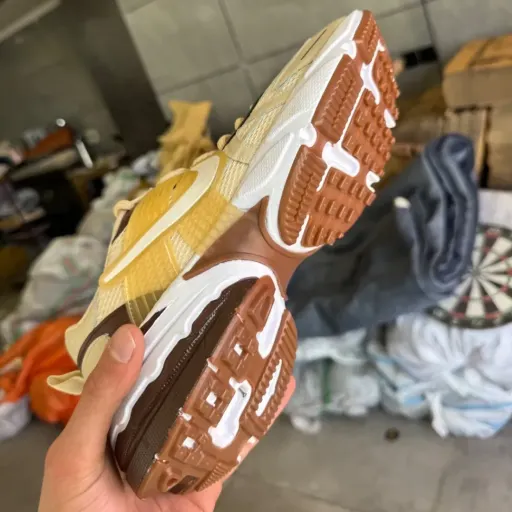 کفش کتانی مردانه نایک مدل V2K با زیره EVA رنگ کرم شکلاتی سایز 42