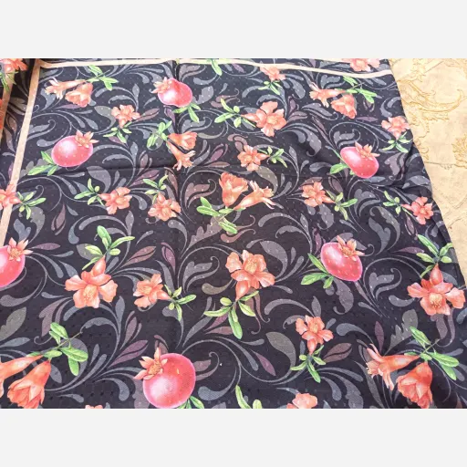 روسری طرح انار رنگ زمینه سفید