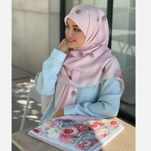 روسری نخی طرح تبسم قواره بزرگ 140 سانتیمتر طرح خاص و شیک رنگ صورتی