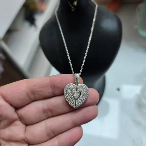 گردنبند قلب نگین دار 