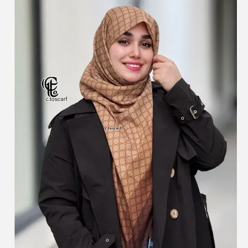 شال و روسری طرح گوچی نخی کاستوم سیتو زمینه نسکافهای با حاشیه قهوهای سایز بزرگ