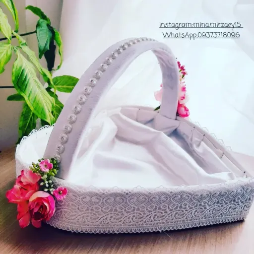 سبد گیفت عروسی با گل های صورتی رنگ 