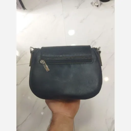 کیف دوشی زنانه تمام چرم گاوی دست دوز با بند زنجیر و چرم ابعاد 21 در 16