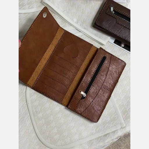 کیف پول و موبایل چرم سه لت مدل عطارد دست دوز با چرم خارجی درجه یک رنگ قهوه ای