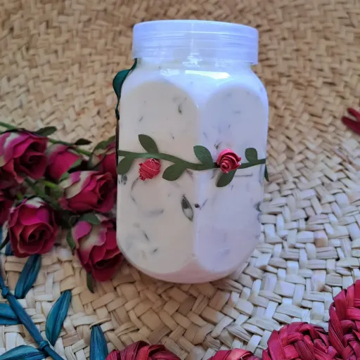 ماست چکیده ترش با کاکوتی