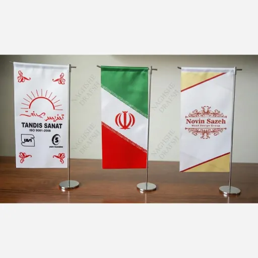 پرچم رومیزی مدل ال اروپایی پارچه سوپر ساتن چاپ لوگو اختصاصی مناسب شرکتها و ادارات با پایه استیل درجه یک