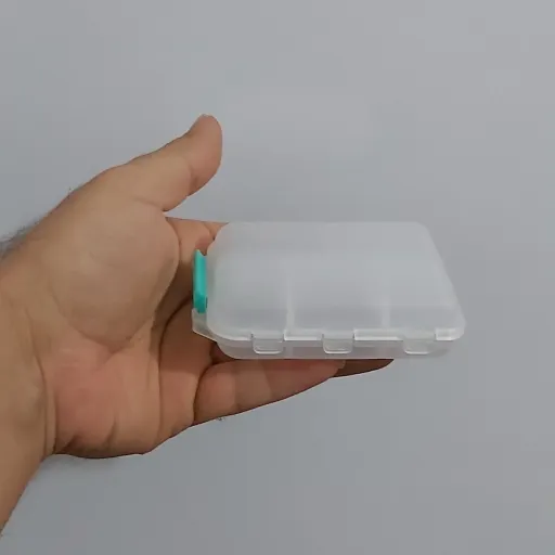 جا قرصی دارای محفظه 10 خانه برای ایام هفته یا روزانه مدل جیبی و آویز دار محصول وارداتی دارای قفل برای هر خانه و قفل کلی  رنگ سفید بیرنگ