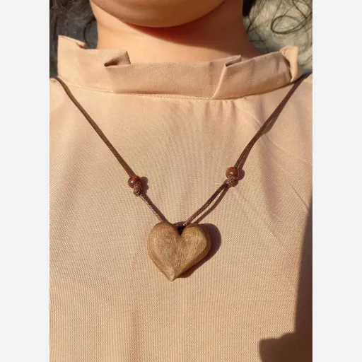 گردن آویز قلب چوبی 