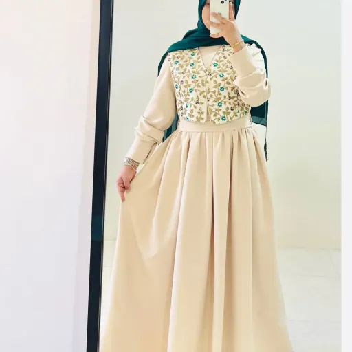 پیراهن مجلسی کرمی با جلیقه سوزن دوزی 