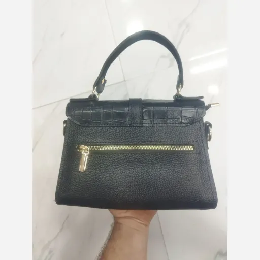 کیف دستی و دوشی زنانه تمام چرم طبیعی گاوی مدل پروا با یراق وارداتی ثابت گزینه ها ترکیب مشکی فلوتر و پیتون