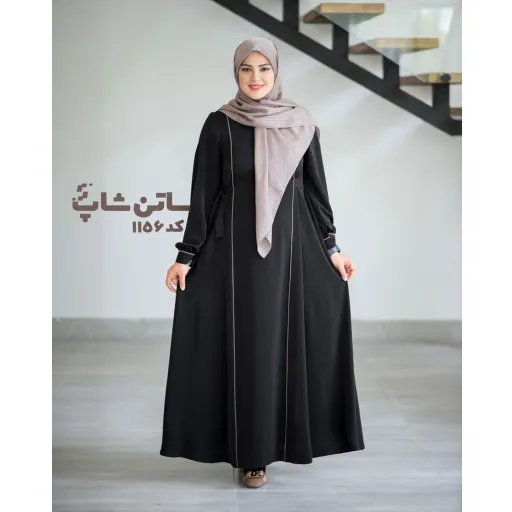 عبا گیسو کد: 1156 | برند ساتن شاپ | یقه گرد | رنگ مشکی | رنگ مغزی سفید | قد 140 | جنس الیزا جت بلک | سایز سایز 1 | سایز بندی 38-48 | استایل آزاد | فرم فن
