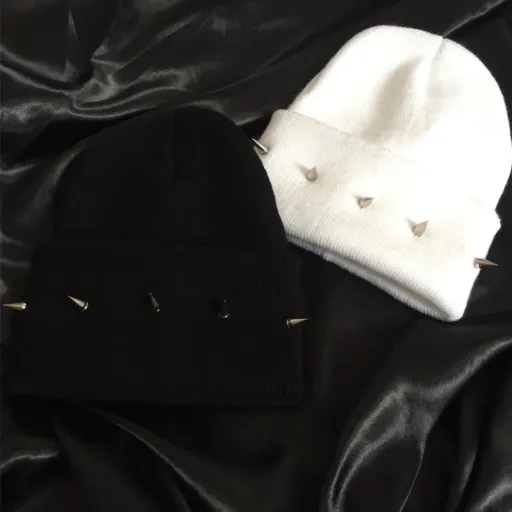کلاه بافت اسپایکدار زمستانی سفید و مشکی زنانه مردانه   رنگ مشکی