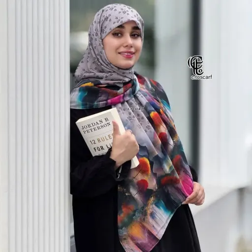 روسری طرح پارمیس زمینه طوسی نخی چرخ دوز 115 سانتی متر